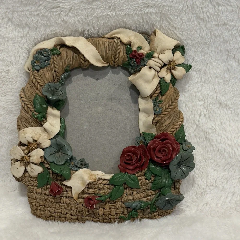 VTG Fancy Frames Resin Picture Frame Cream Cottagecore Standing Victorian Basket